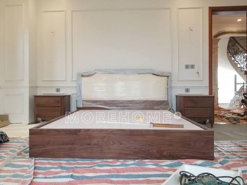Việc lắp đặt giường và tap đầu giường bằng gỗ tự nhiên óc chó nhập khẩu sẽ tạo nên sự sang trọng và đẳng cấp cho phòng ngủ của bạn.